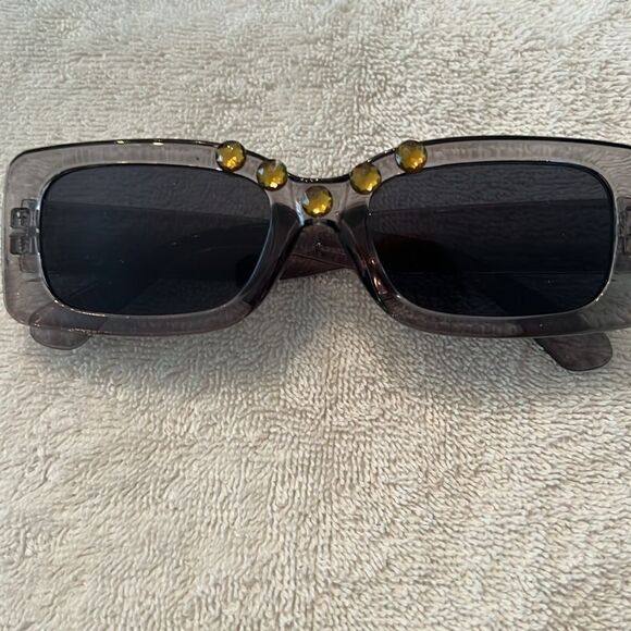 NWOT unbranded smoky squarish plastic sunnies with rhinestones - Picture 4 of 6